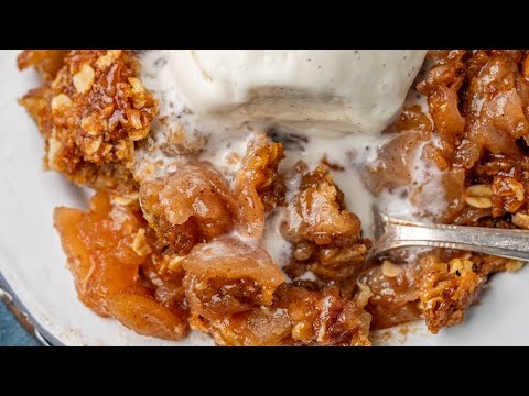 🍎 Slow Cooker Apple Crisp Recipe https://www.tastesoflizzyt.com/slow-cooker-apple-crisp/