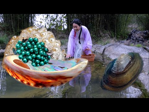 Unknown Waters Reward Explorer: Girl picks up a mutant clam, houses shimmering pearl houses