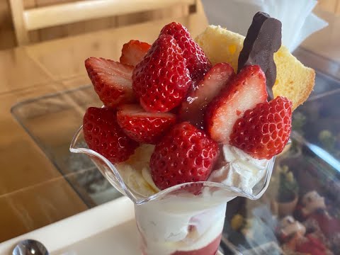 佐渡齋藤農園　Ｆｒｕｉｔｓ＆Ｃａｆｅ　Ｓａｉｔｏへフルーツパフェを食べに行きました。新鮮なイチゴをふんだんに使ったフルーツパフェはとても贅沢な一品です！島内のツアー客限定のいちご狩りもありました。