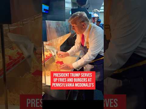 川普总统到麦当劳工作15分钟，President Trump Serves Up Fries And Burgers At McDonalds