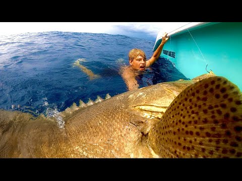 HUGE GROUPER CAUGHT LIGHT TACKLE!!! FULL BODY CRAMP