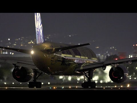 赤く光った？練炭エンジン　スターウォーズC3PO ANA B777-200 JA743A