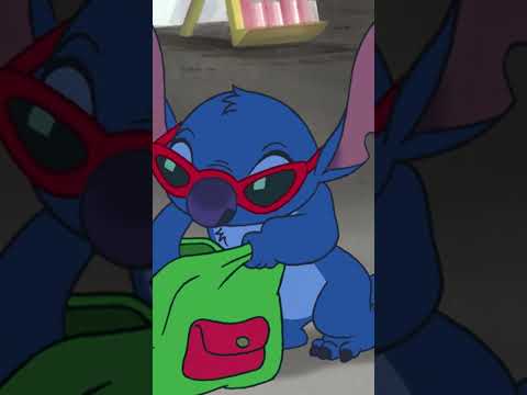 Cuando es Navidad y tu "perro" se come todo lo que ve 😰 | LILO Y STITCH | @disneychannelES