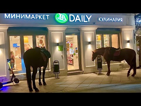 【Russia🇷🇺】Horses waiting for their owners to shop