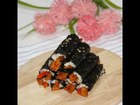 Making cute little kimbap with spicy fish cake stew