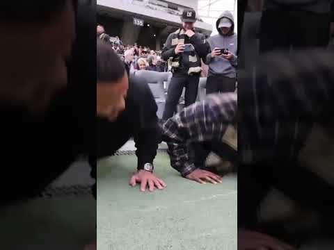 Aaron Donald of the LA Rams and Dee Smoke in a push up contest at the @LAFC match 💪🏼