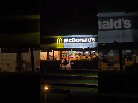 夜幕下碧山公园里的麦当劳 McDonald's in Bishan Park at night