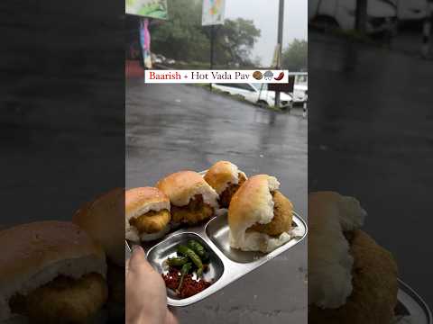 Baarish aur sath me garam garam vadapav 😍❤️ #baarish #vadapav #chai