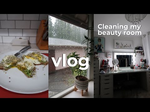 VLOG: Cleaning my beauty room, organizing makeup, & empties!