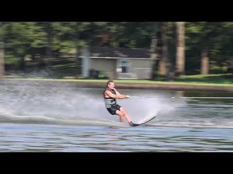 Bennington L24 Review - Slalom Footage. Killing It Pontoon Style. Living Large On The Lake!