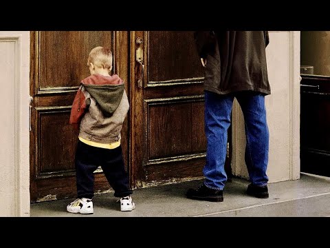 Use the child to pick up girls and teach him to urinate anywhere! Such a father is so incompetent!