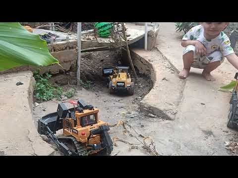 mobil truk batu oleng melewati jalan menanjak#rc#kontruksi #viral #toys #rcconstruction #mainananak