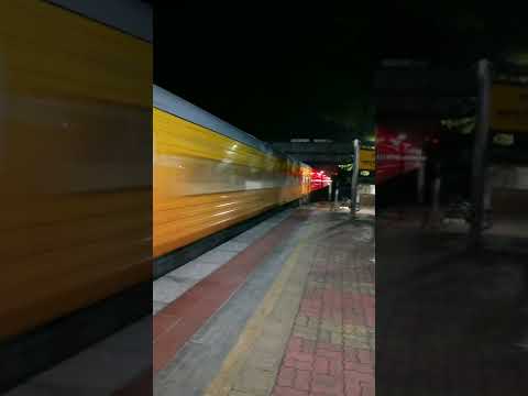 August Kranti Tejas Rajdhani Express At Full Speed Skip Dahanu Road #dahanuroad #shorts #trainspeed