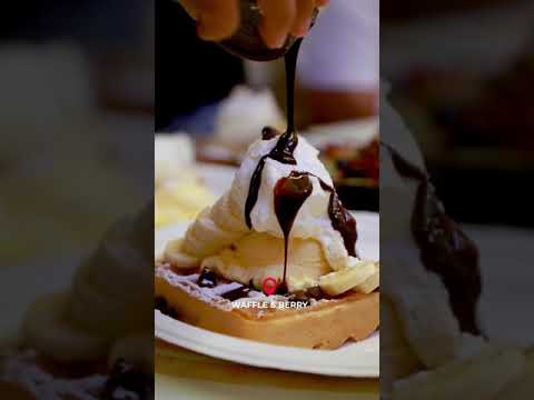 Hawaii best desserts - Waffle and Berry (Honolulu,Hawaii) #shorts #waffles #desserts