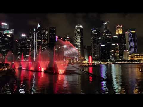 marina bay Spectra - A Light & Water Show(幻彩生辉》的神奇魔力,夜间户外水幕灯光秀在活动广场的水面尽情绽放。