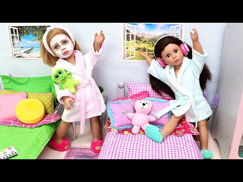 Doll sisters' build dream bedroom! Play Dolls 35 min stories for kids