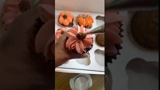 Pumpkin cupcakes #falltreats #cupcakes #cupcakedecoration #buttercream #shorts