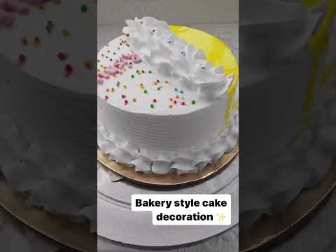 Bakery style cake decoration #ytshorts #cake #Dreamycakehouse #bakery #cakeart