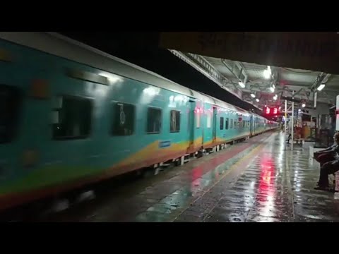 09037-Barmer Humsafar Express Coming At Mid Night Skip Dahanu Road