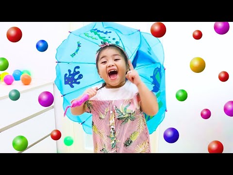 Suri & Annie Pretend Play with Balls & Balloons