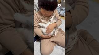 保護子猫を寝かしつける子💕｜PECO #子猫 #保護猫 #愛猫家 #子猫のいる生活 #保護猫のいる暮らし #kitten #rescuedkitten #catlover #kittenlife