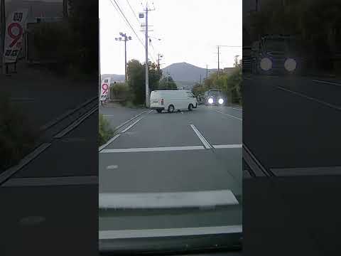 直進車が脇道から出る車に進路妨害🚙