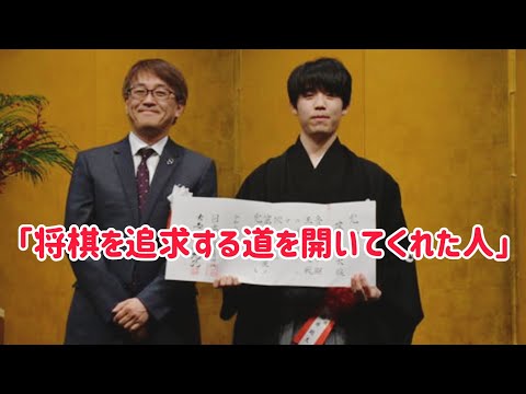 将棋クラブ会長の羽生善治氏は恩人の死を悼んでいる。