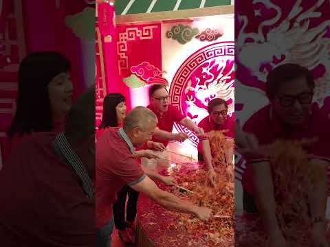 traditional #yesang toss led by #lapulapucity #MayorAhongChan and #CongCindiChan at #Jpark !#cny2024