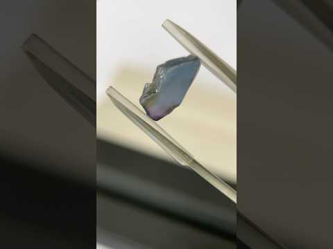 おそらくスピネルであろうバイカラー感のある謎石原石3.5ct