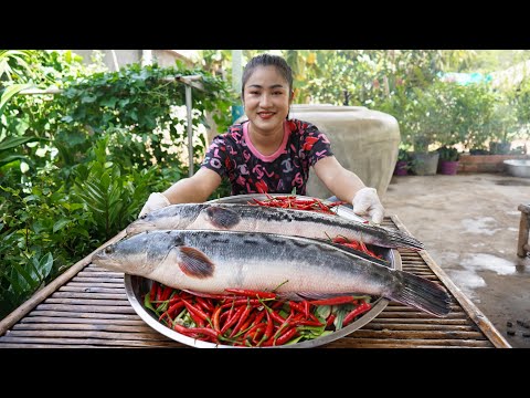 '' Big snakehead fish cooking '' Yummy deep fry fish with chili - Amazing cooking video