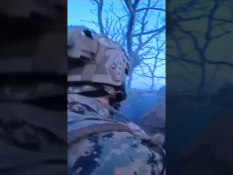 🇺🇦Ukranian Soldiers Assaulting a Russian Trench, taking multiple POWs. #ukrainerussiawar #ukraine