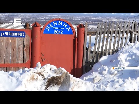 В Ачинске дорожники завалили грязным снегом проходы к домам в частном секторе