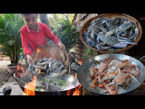 Yummy roasted blue crab and shrimp with rock salt - Chef Seyhak