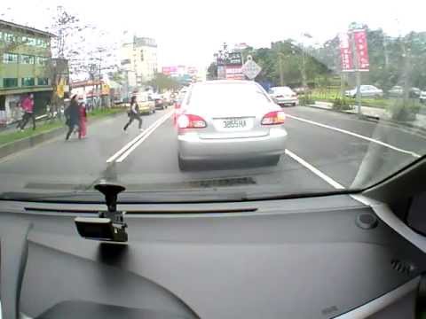 自動車に跳ね飛ばされる子供