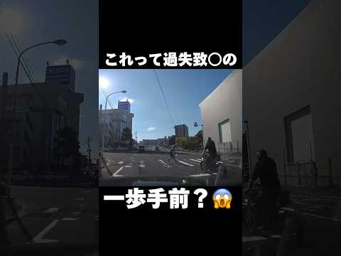 このバイクふざけんなよ！！！でも、真上に飛んだら意味ないんじゃ…【ドラレコ鉄拳制裁 #shorts 】8　#ドラレコ #危険運転 #バイク #違反  #迷惑運転