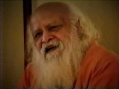 Sri Virajanananda  Maharaj talks in Hindi, translation below.