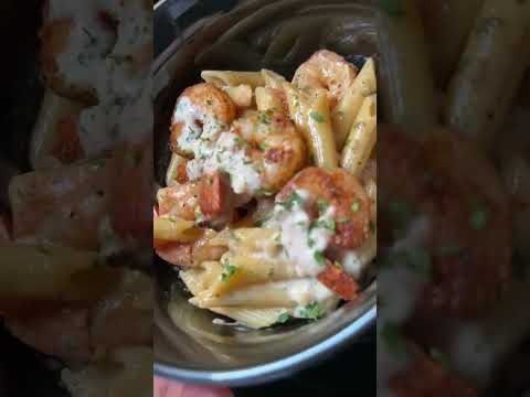 Easy shrimp and chicken Alfredo #latenight  #alfredo #shrimplover  #chicken&shrimpalfredo