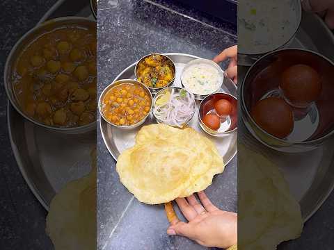 Kis kis ko pasand hai chole bhature????