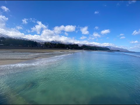 佐渡両津平沢海岸。佐渡、15日は晴れ☀️お昼、近くの両津梅津の平沢海岸に行きました。海が青くて、美しいですね✨帰り道、加茂湖沿いに水仙の花が咲いて、とてもきれい😍