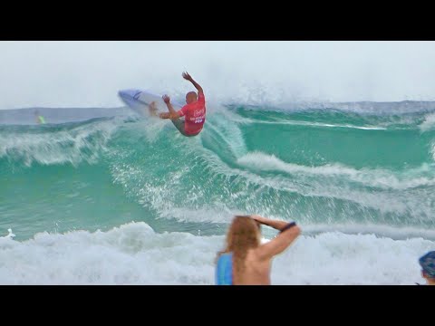 KELLY SLATER IS IN SNAPPER ROCKS