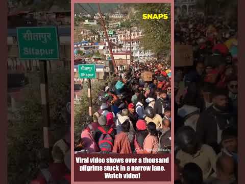 Hundreds of pilgrims were visiting the Kedarnath Temple stuck in a narrow lane! #kedarnath