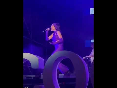 María becerra cantando "CORAZÓN VACÍO" en vivo