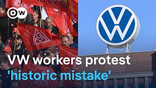 Unions and VW begin negotiations as cuts and factory closures loom | DW News