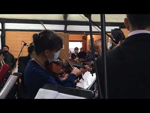 Nina and colleagues perform Despacito at La Casa de Eduardo Kingman, Sangolqui