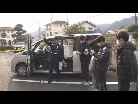 若い世代に警察の仕事の魅力を知ってもらおうと岡山市で体験会が開かれる