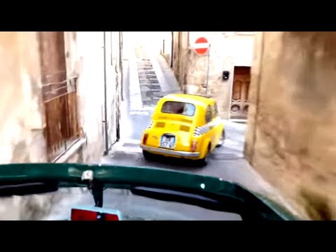 イタリアの細い路地裏をルパン走り!? 旧フィアット500 ヌォーヴァ・チンクエチェント 旧車 イタリア車