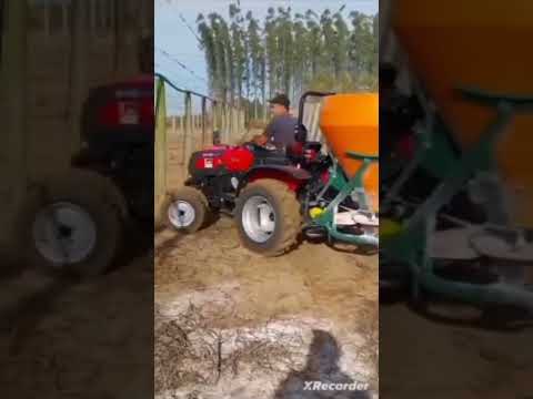 Preparando a terra, espalhando calcário. 🚜💚#agro #maracuja #plantar #roça