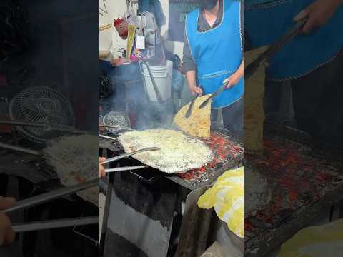 Must try street food in Oaxaca - Tlayudas La Chinita #mexicanfood #mexico #oaxaca #foodie