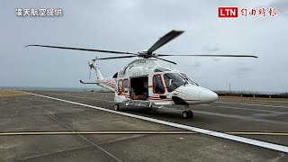 澎湖七美連2起醫療後送 西湖村長呂汶駿守護獨老（凌天航空提供）