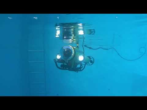 ROV プールテスト　Testing an ROV in a freshwater pool